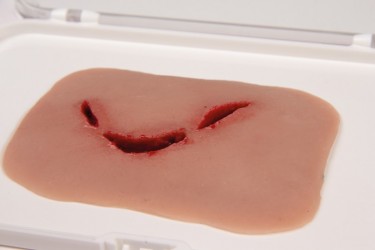 Model rany - rana cięta przy pomocy stłuczonej butelki - Image no.: 1